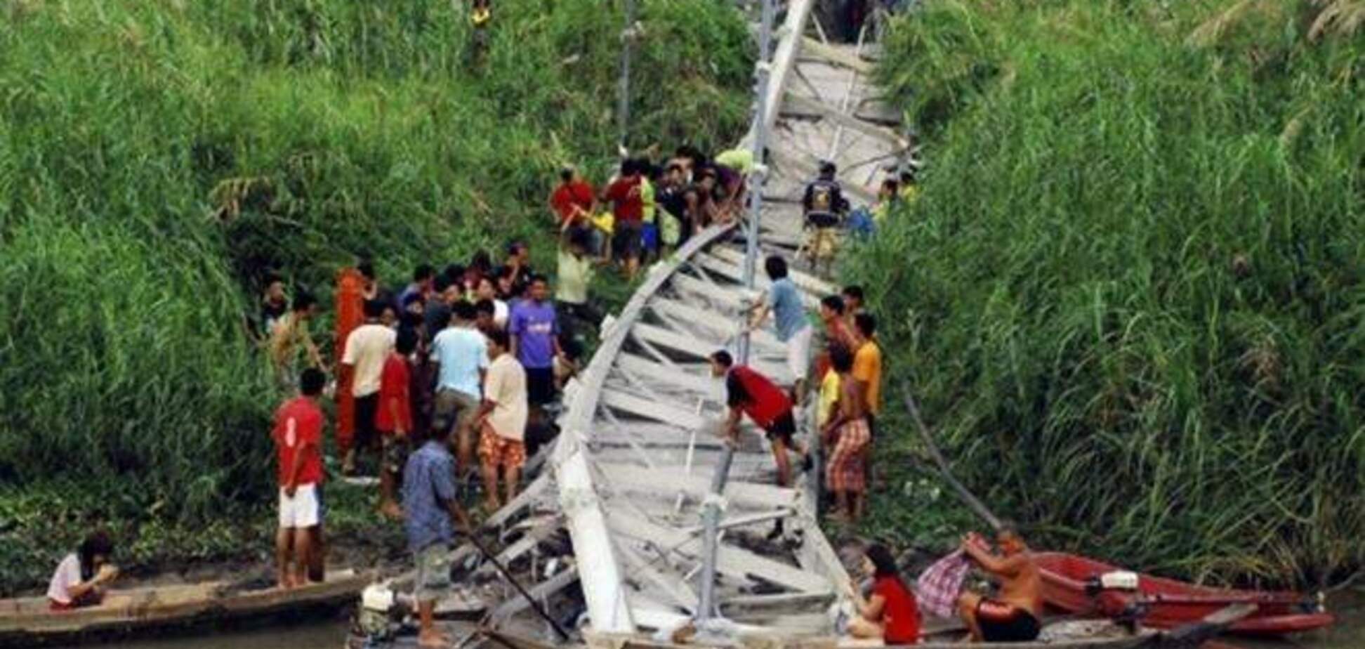 В Китае рухнул в воду мост с туристами