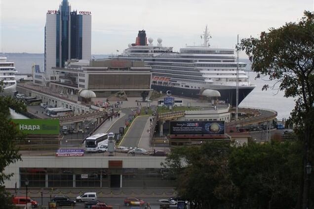 'На теплоходе музыка играла'