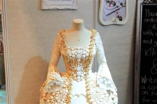 В Британии создали свадебное платье из пирожных