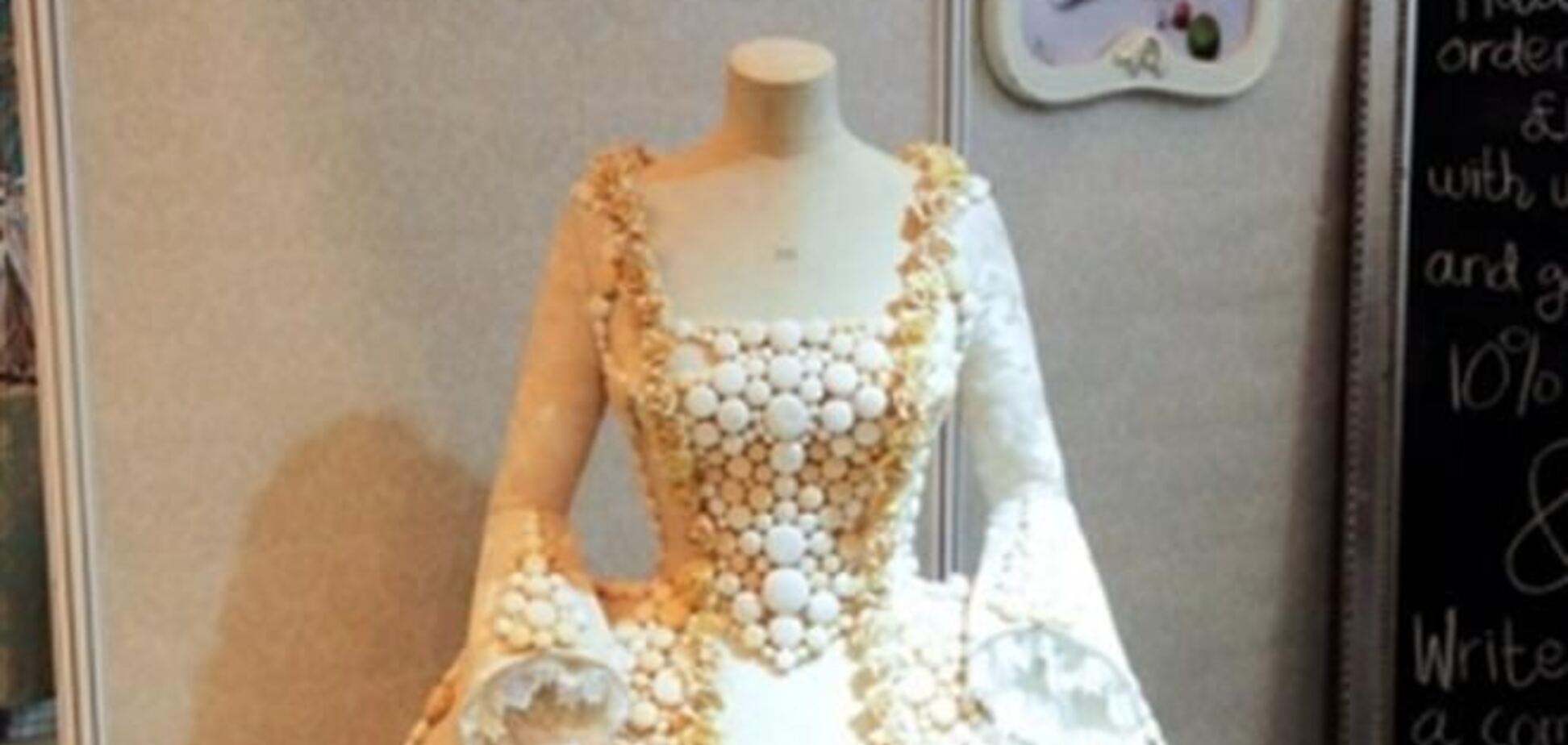 В Британии создали свадебное платье из пирожных