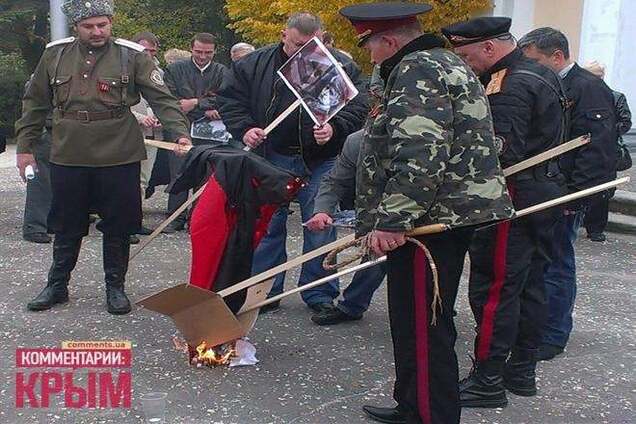 В Симферополе пенсионеры сожгли флаги УПА