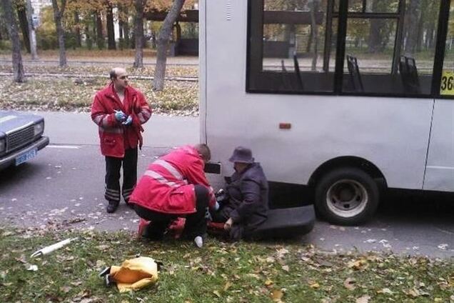 В Киеве из маршрутки выпала пассажирка