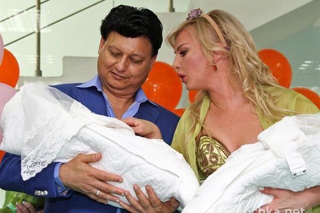 Коляска детей Камалии стоит, как новенький Bentley