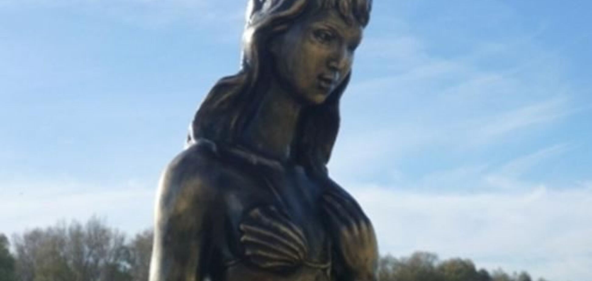 В Казахстане русалке сделали целомудренный бюст