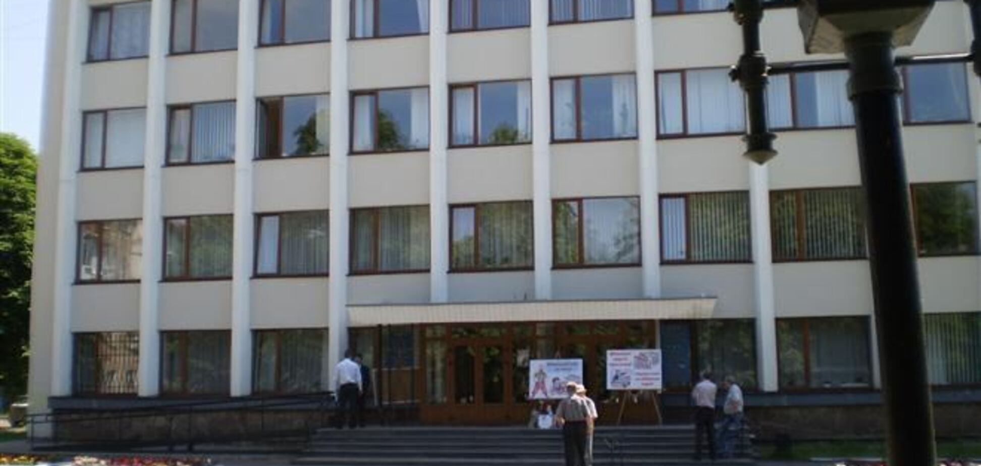 Житель Червонограда облил себя бензином и поджег перед горсоветом