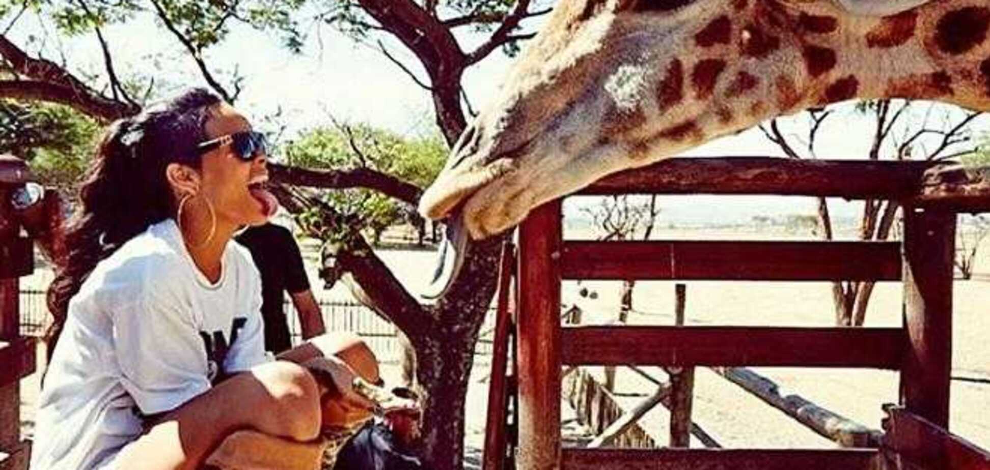 Рианна померялась языком с жирафом