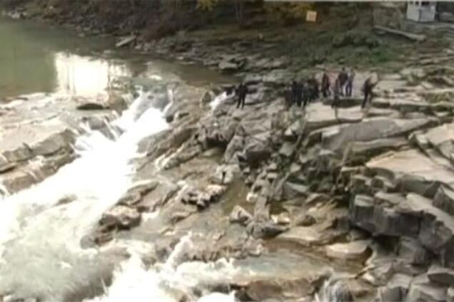 На Прикарпатті загинула дівчинка, які фотографувалася біля водоспаду