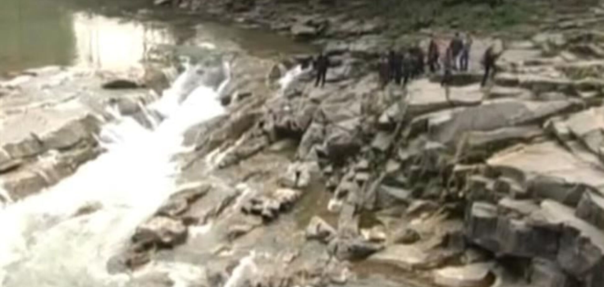 На Прикарпатті загинула дівчинка, які фотографувалася біля водоспаду