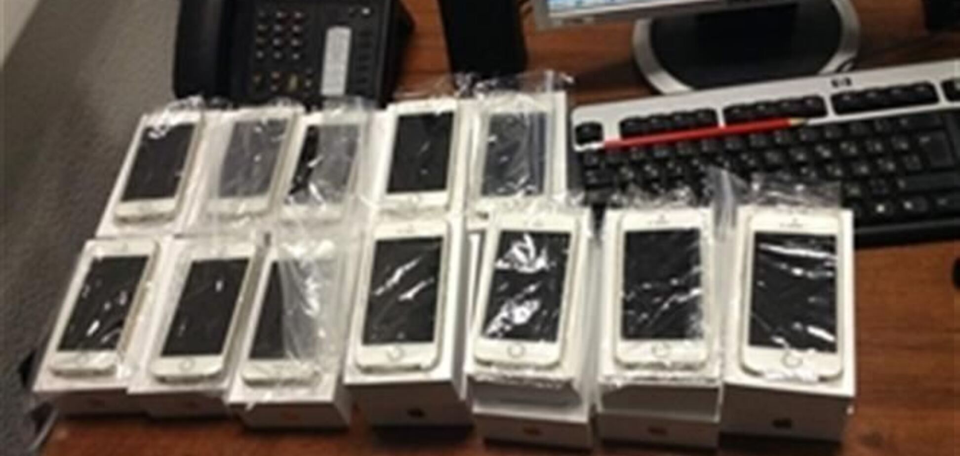 В аэропорту 'Киев' у пассажира изъяли контрабандные 'Iphone 5S'