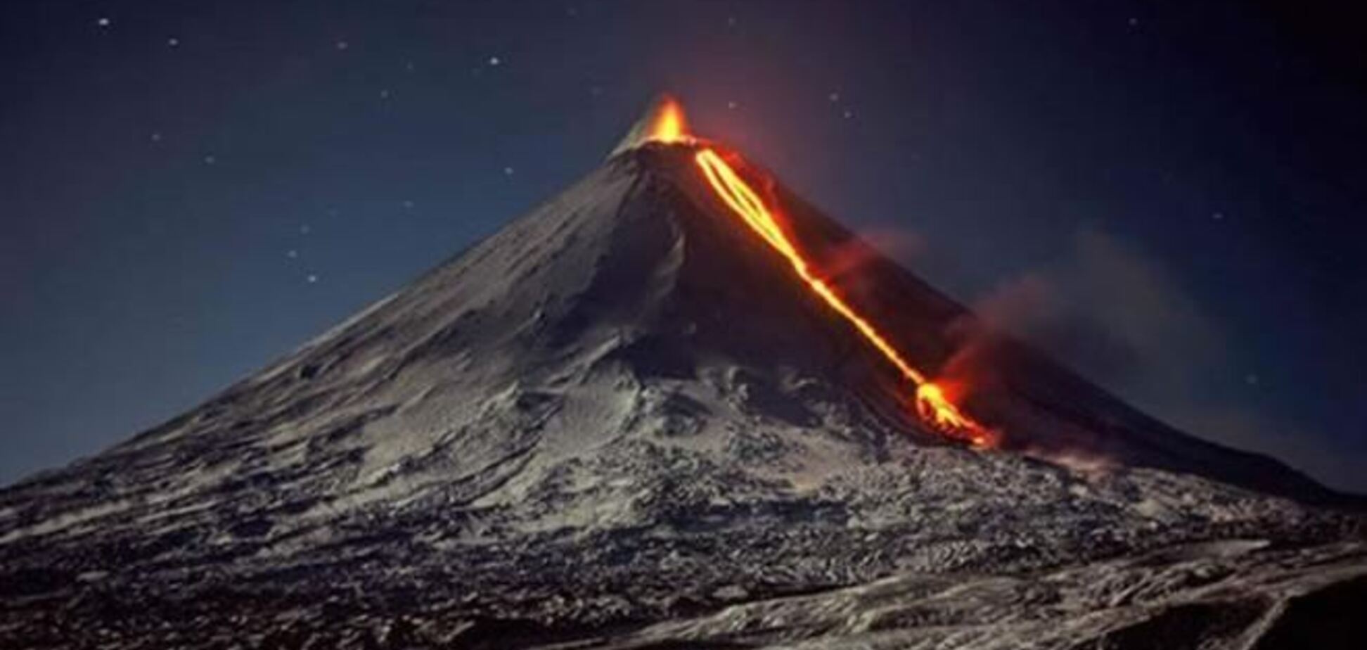 Самый высокий действующий вулкан Евразии выбросил пепел на 7 км