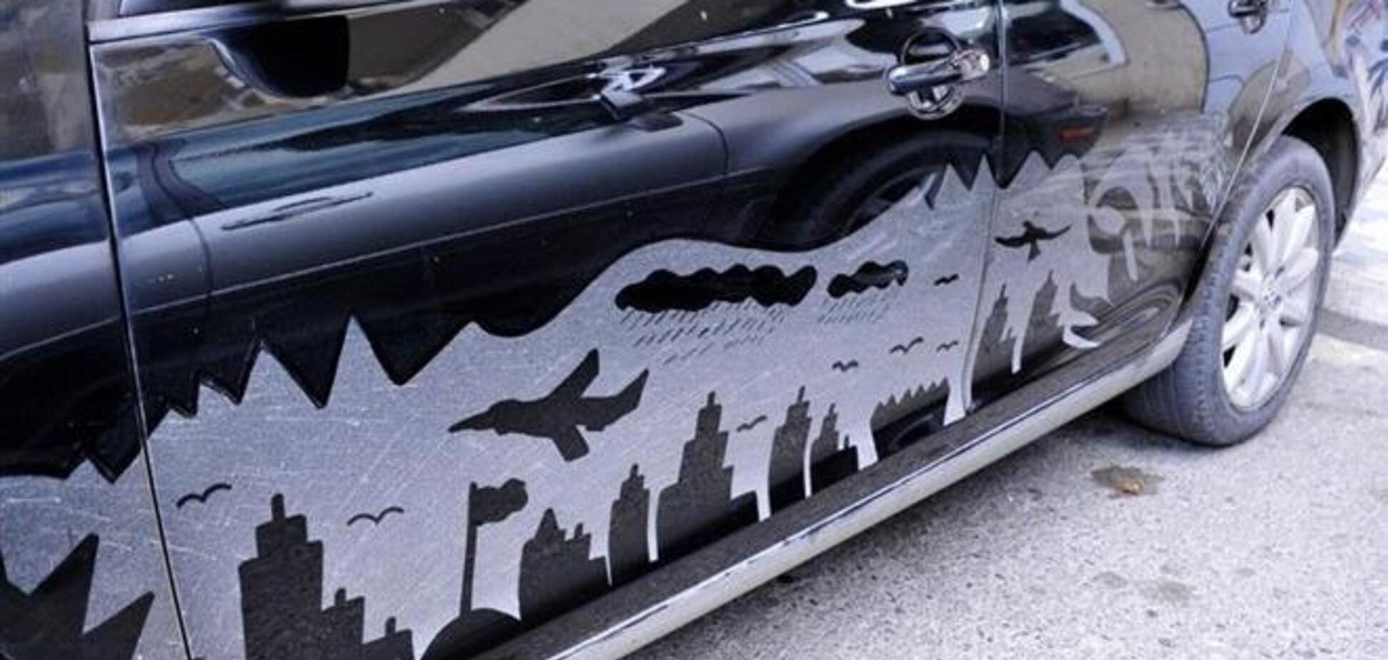 В Азербайджане художник превращает грязь на авто в картины