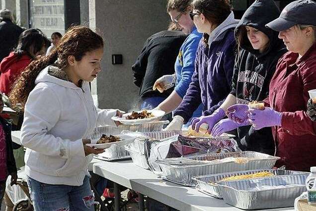 Голодающим жителям Дамаска разрешили есть кошек, собак и ослов