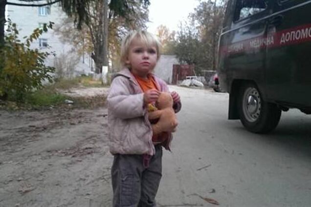 В Киевской области на АЗС подкинули двухлетнюю девочку: ее зовут Катя