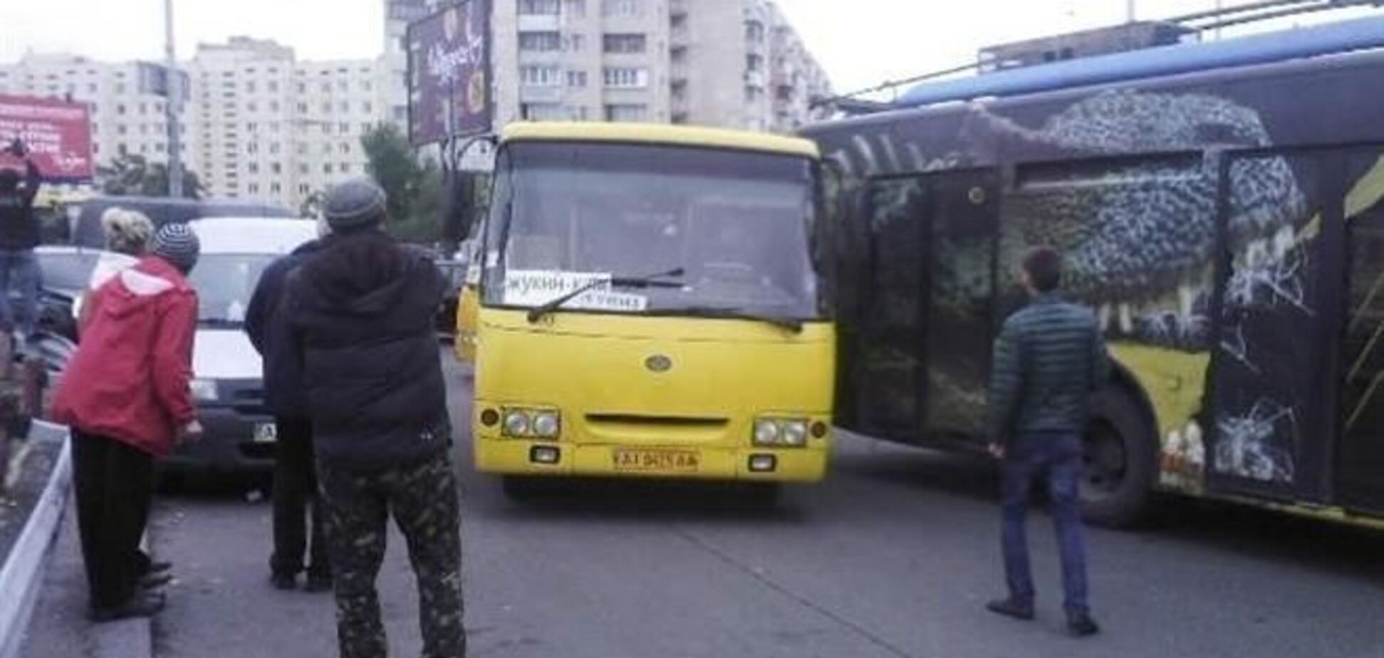 ДТП с троллейбусом на Оболони: пострадали пассажиры
