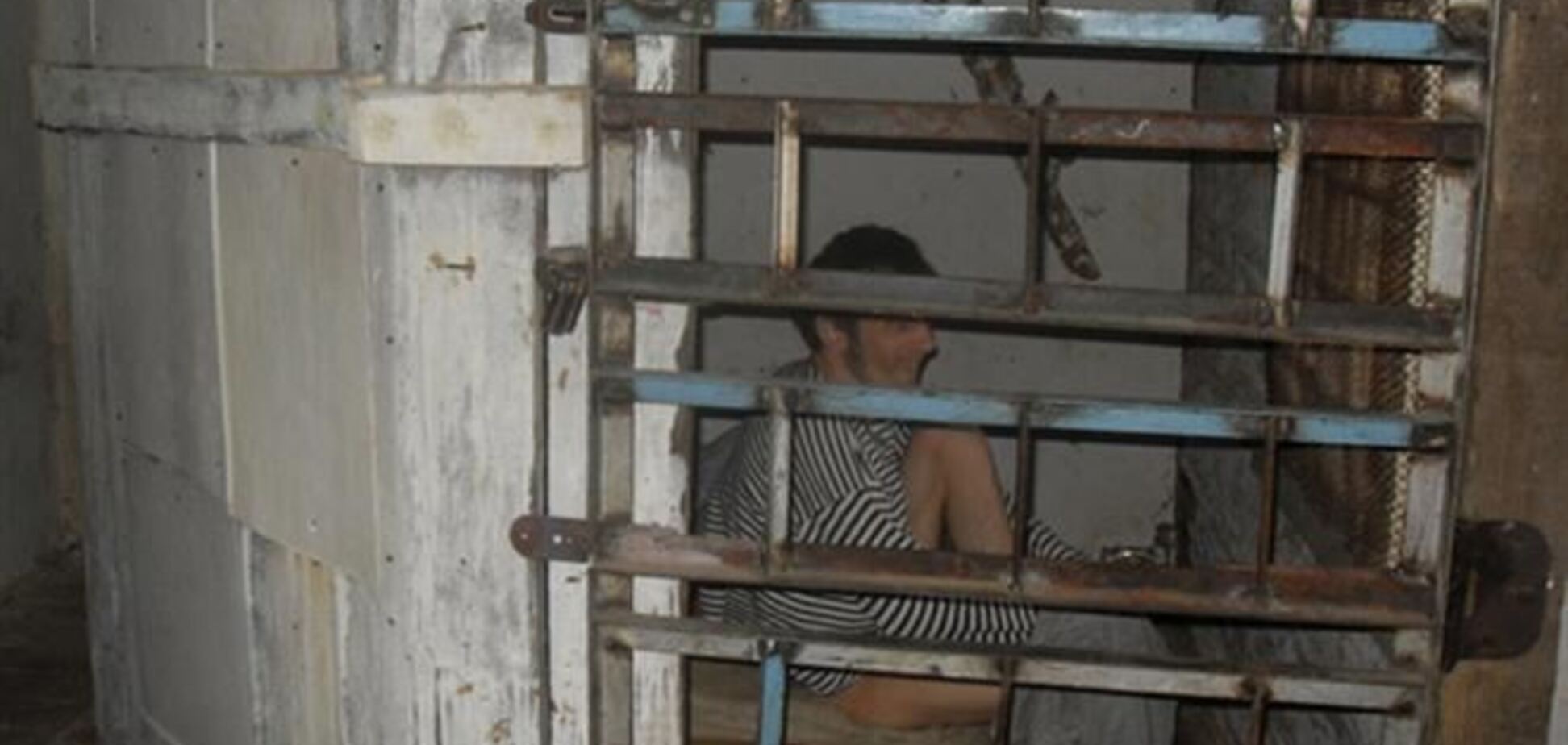 На Сумщині пенсіонерка тримала психічно хворого сина в клітці