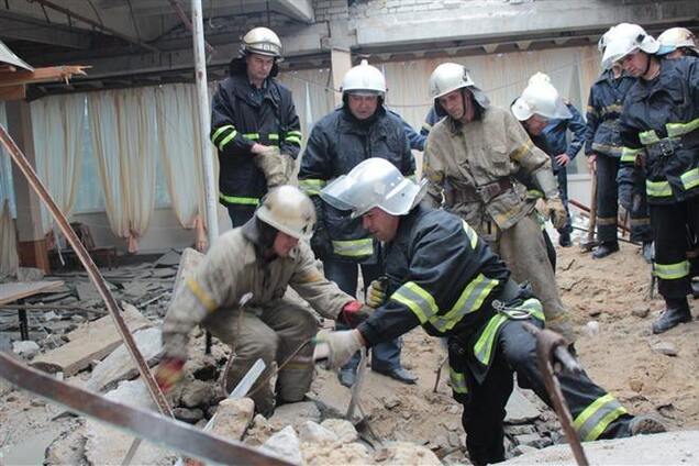 В Луганске в админздании обвалилось перекрытие: есть погибшие