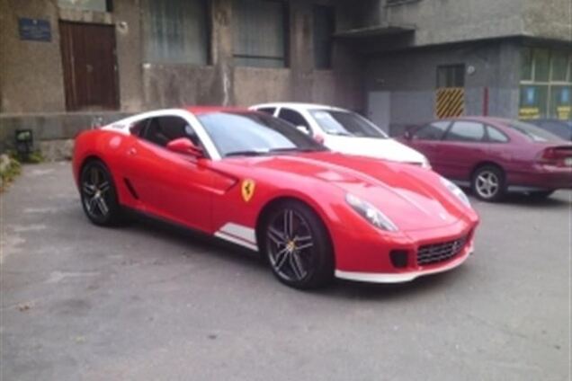 Под киевским общежитием паркуется Ferrari за 3,6 млн грн