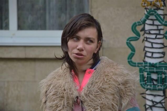 Мать брошенной на АЗС 2-летней девочки попыталась забрать ее из детдома