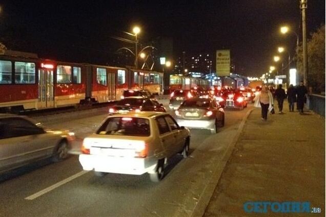 Трамваи на Борщаговке не ходили из-за пьяных хулиганов