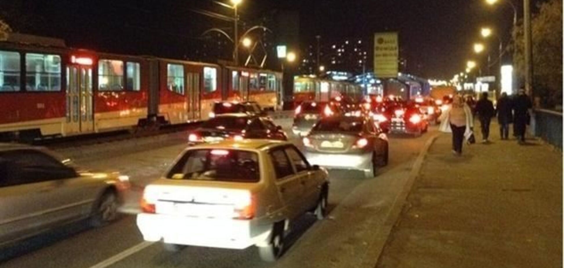 Трамваи на Борщаговке не ходили из-за пьяных хулиганов