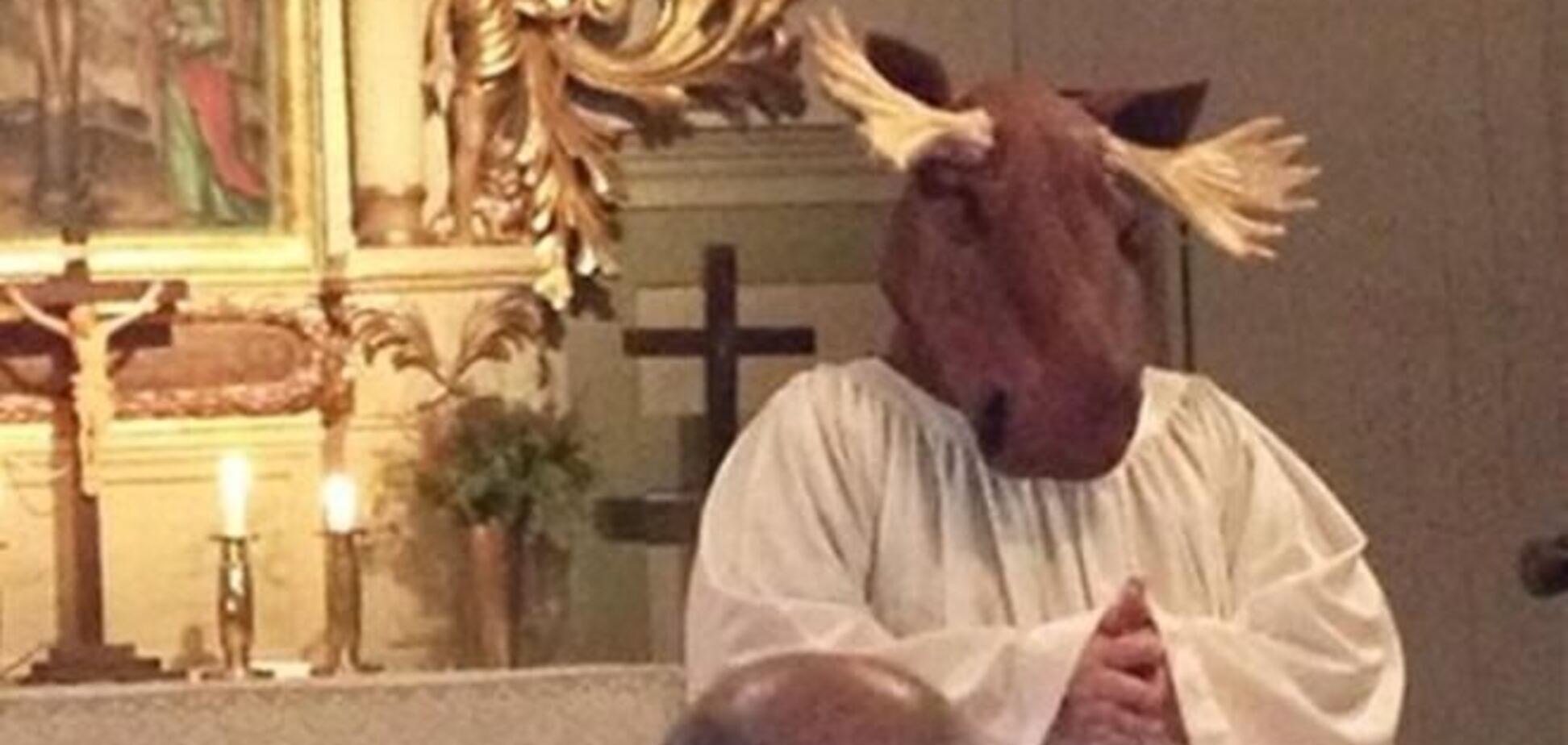 В Швеции пастор прочла проповедь в костюме лося
