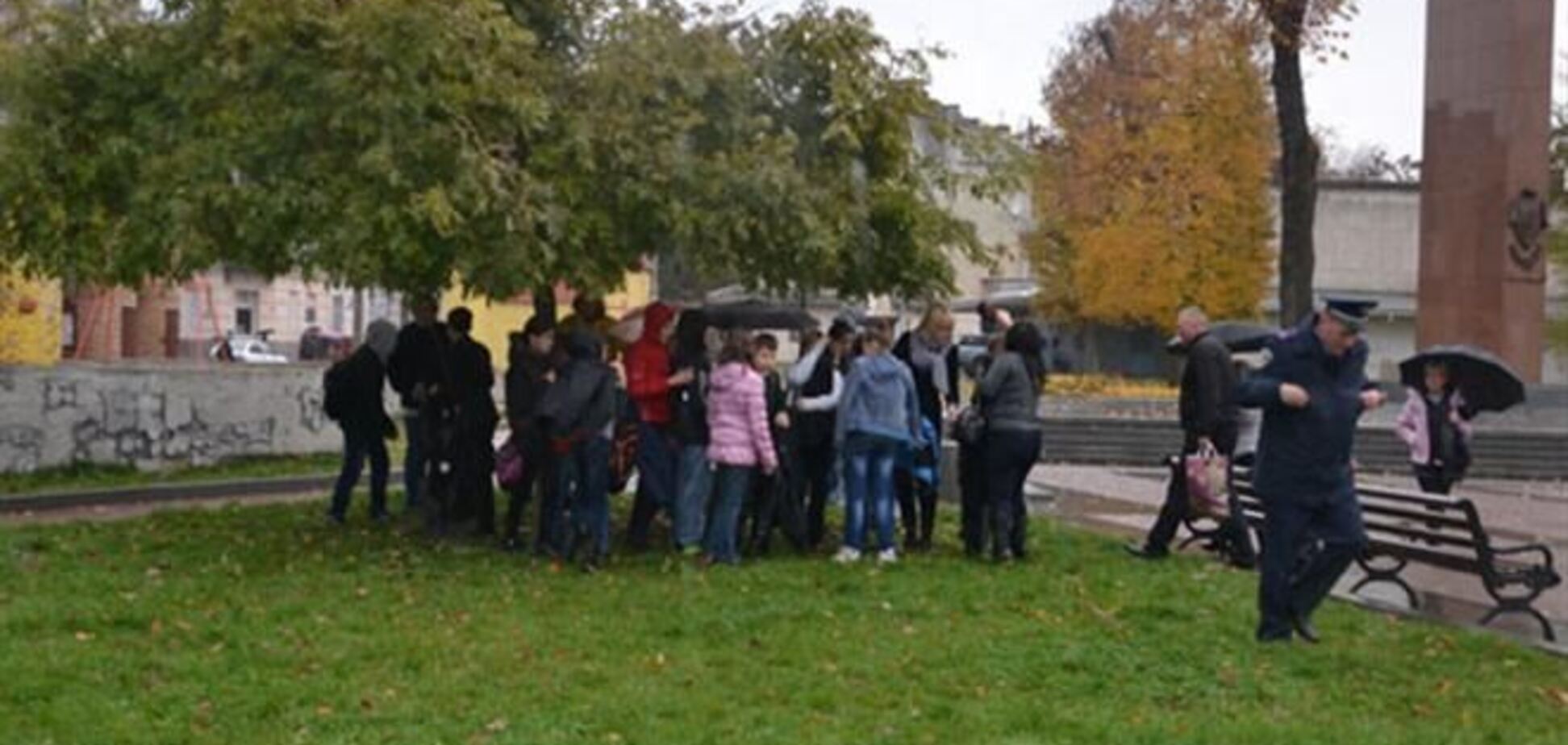 З львівської школи евакуювали понад 200 осіб: шукають бомбу