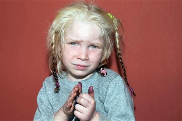 Греческая полиция забрала у цыган белокурую девочку