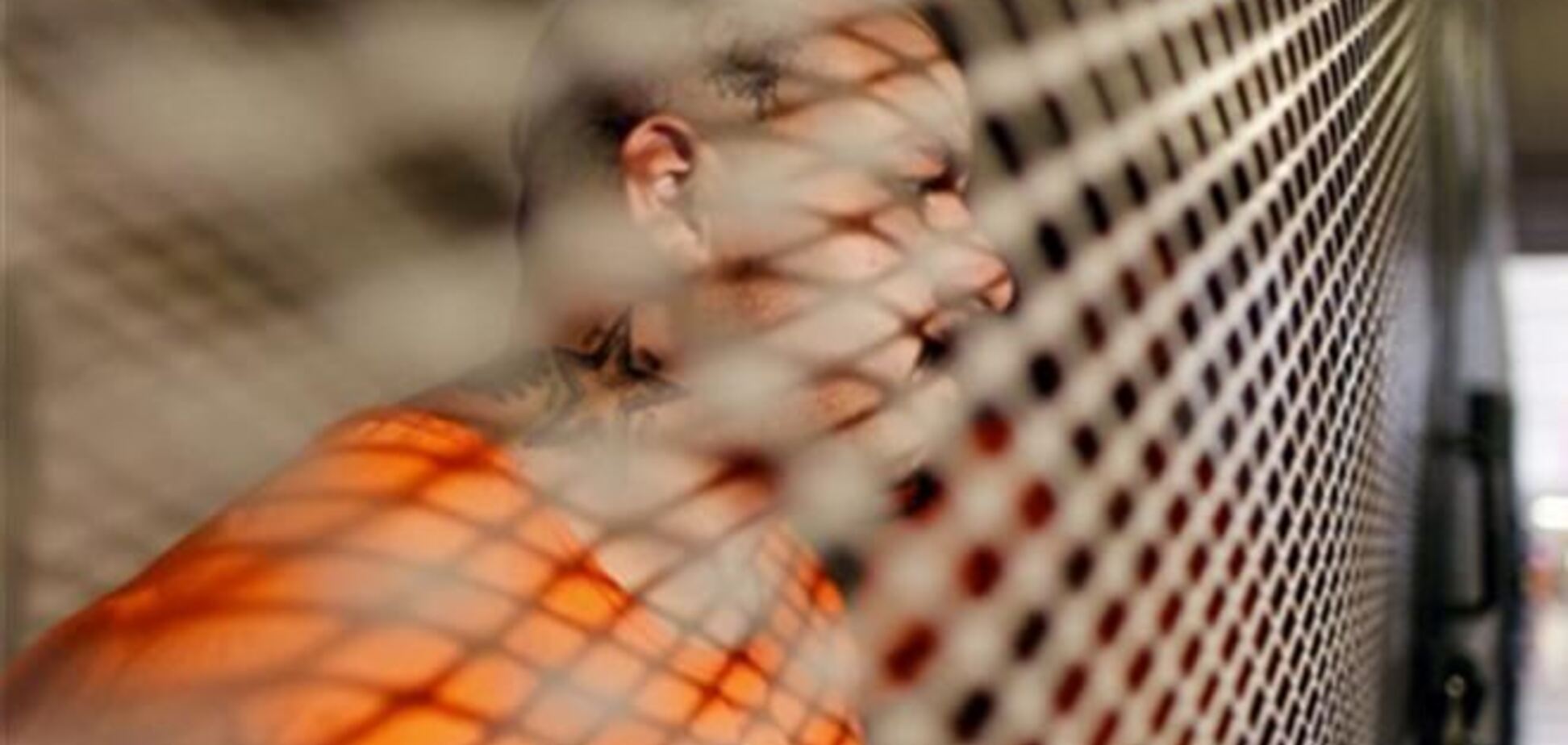 У США колишнім ув'язненим видаляють тюремні татуювання