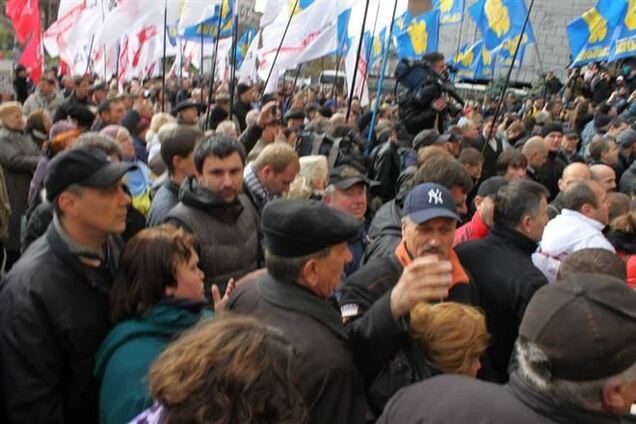 Под зданием Киевсовета собралось около 300 оппозиционеров