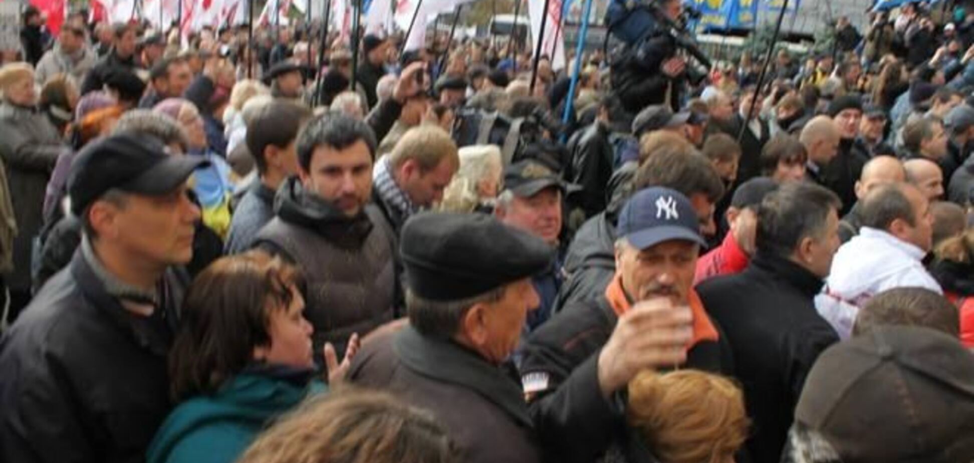 Под зданием Киевсовета собралось около 300 оппозиционеров 