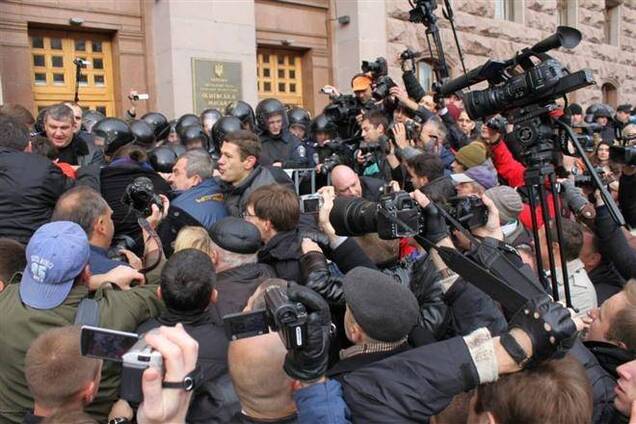 Потасовки под Киевсоветом: слезоточивый газ и сломанные носы