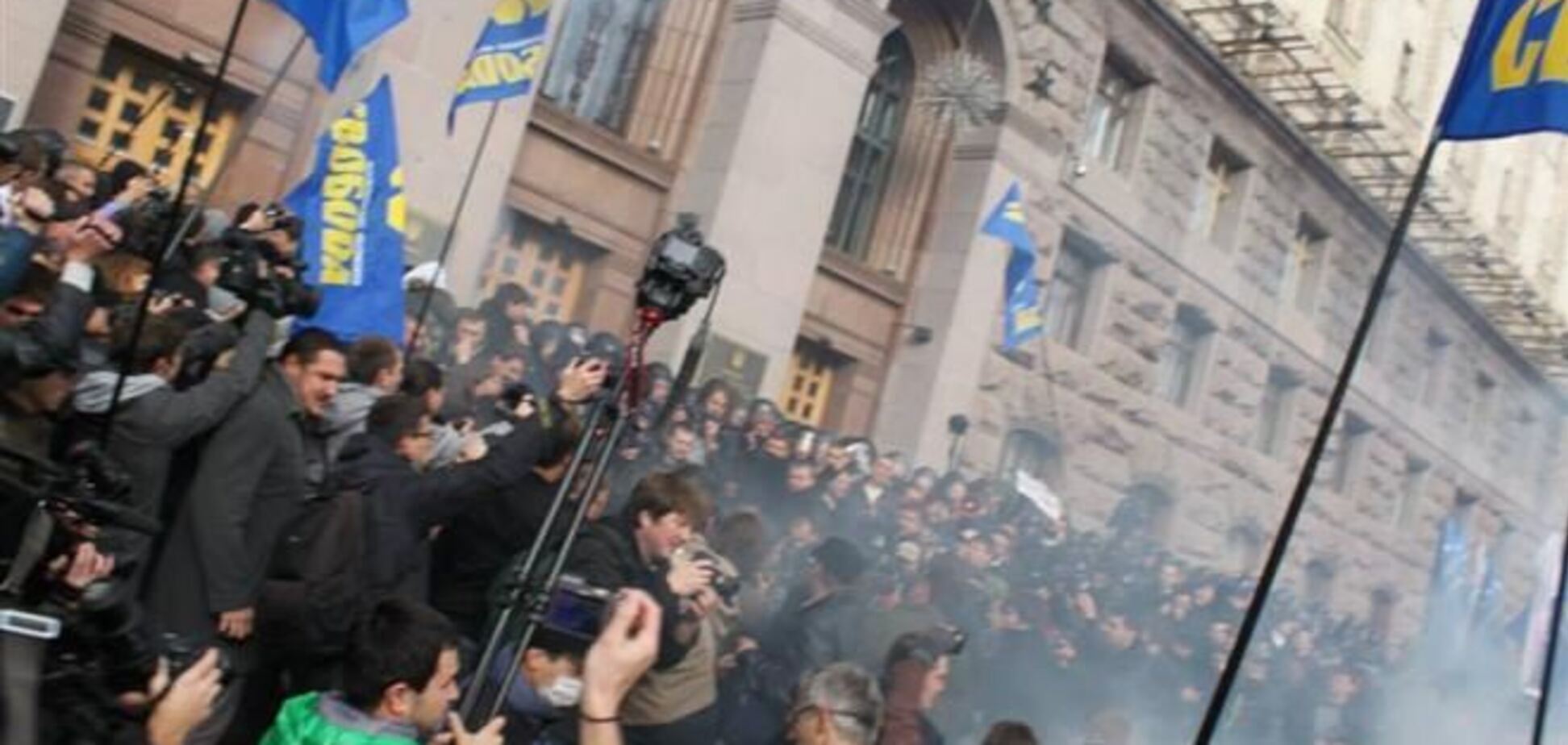 Под Киевсоветом пустили слезоточивый газ