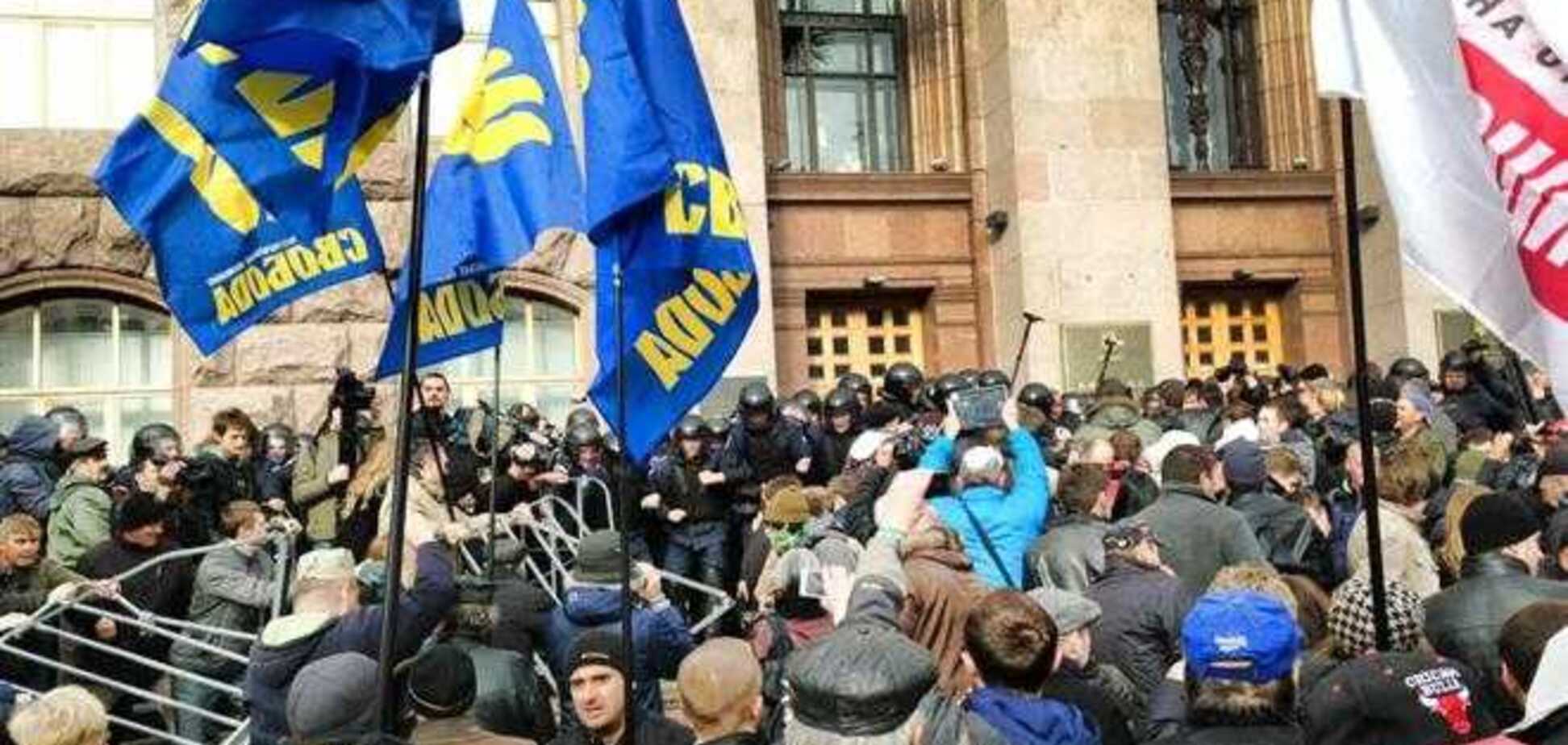 Под Киевсоветом активисты били флагами милиционеров