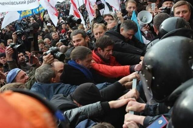 Во время акции возле КГГА пострадали семеро правоохранителей