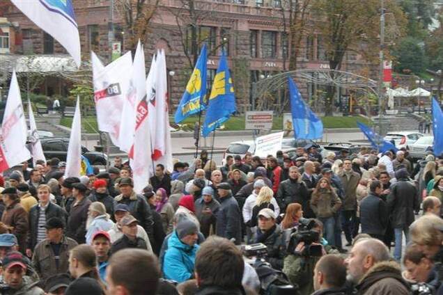 Под Киевсоветом собираются активисты 'Свободы' и 'Батьківщини'