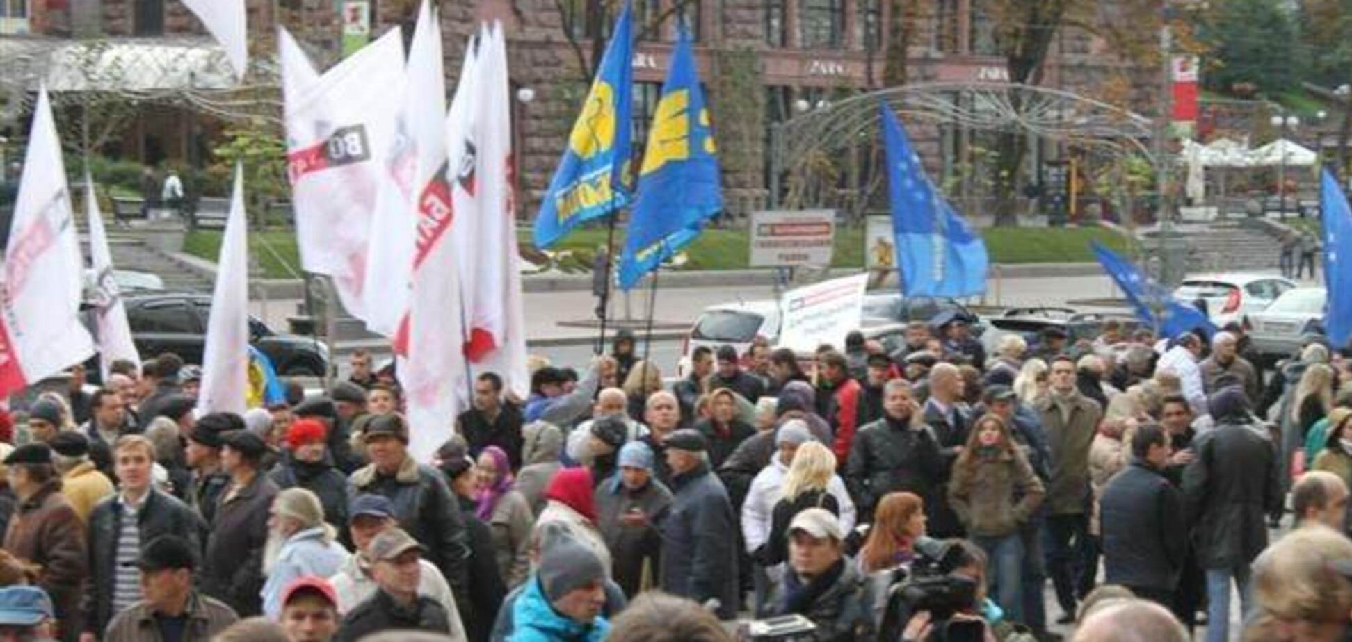 Под Киевсоветом собираются активисты 'Свободы' и 'Батьківщини'