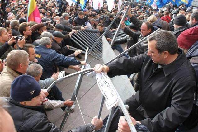 Протестующие у Киевсовета частично сломали и стянули ограду вниз по ступенькам