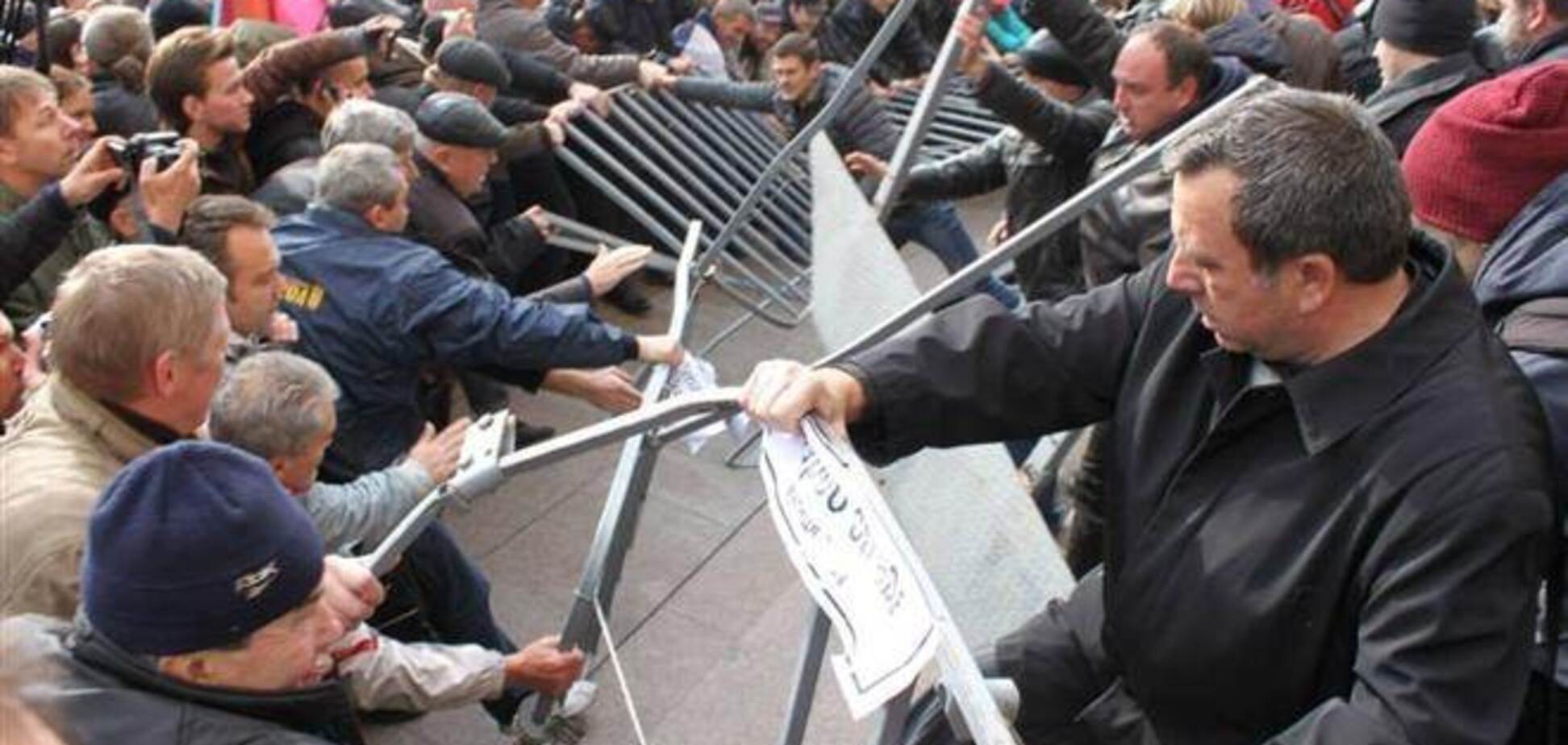 Протестующие у Киевсовета частично сломали и стянули ограду вниз по ступенькам