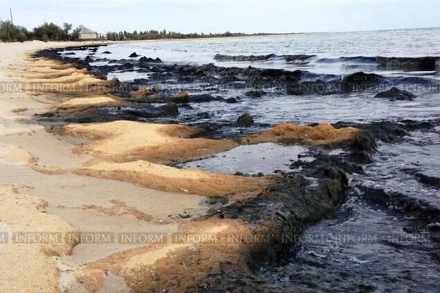 Море под Одессой покрылось черной массой