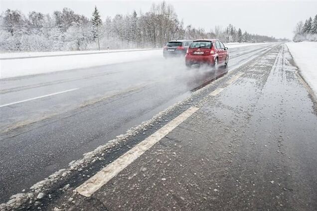 В Румынии дороги покрылись льдом и снегом: движение осложнено