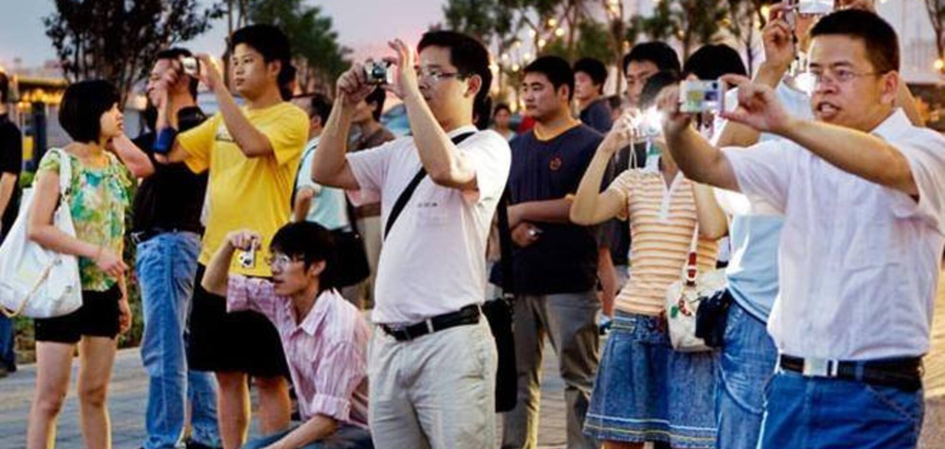 Китайцам запретили ковырять в носу за границей