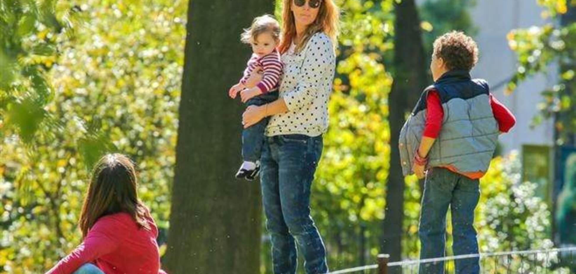 Дрю Бэрримор с мужем и дочерью веселится в парке