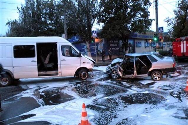 Легковушка и микроавтобус не поделили перекресток в Николаеве