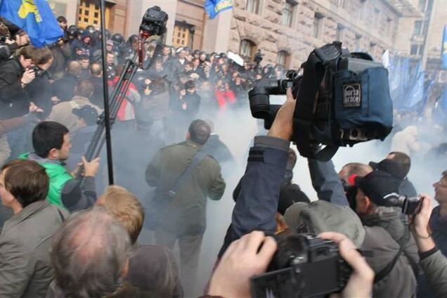 В милиционеров под Киевсоветом бросили дымовую шашку