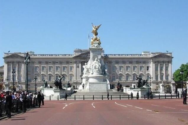 Британская королева финансово не может позволить ремонт дворца