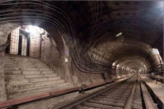 В московском метро машинист выпал из кабины поезда