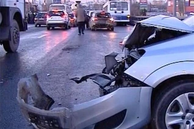 Из-за гололеда в Москве столкнулись около 30 машин