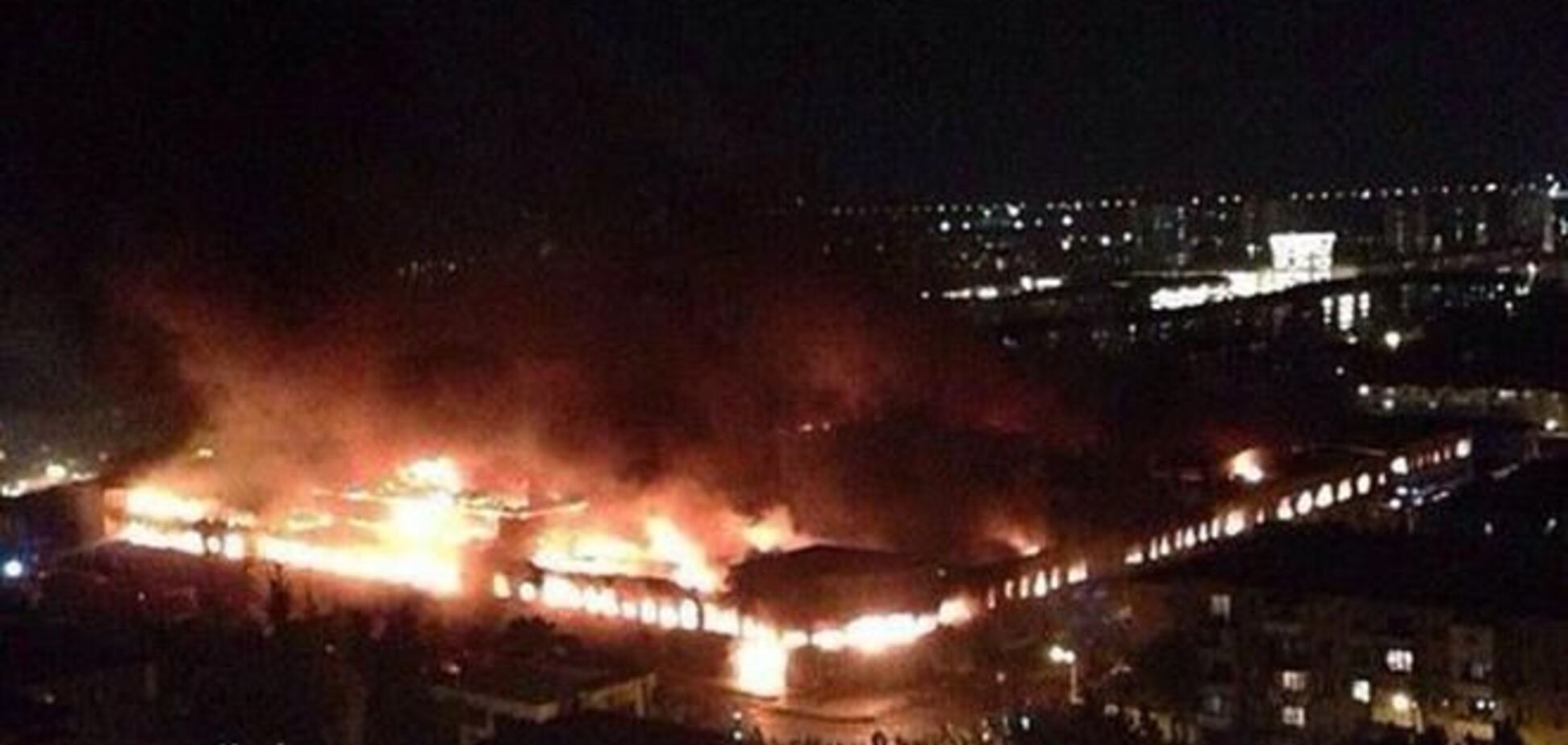 При пожаре в азербайджанском торговом центре пострадали 16 человек