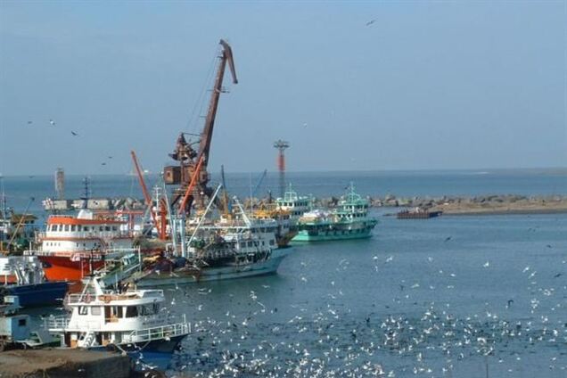 Пором з українцями на борту все ще стоїть на мілині в Грузії