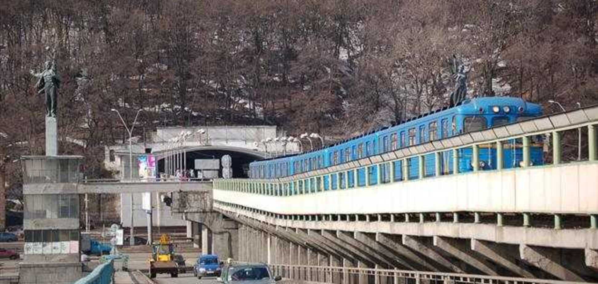 В Киеве мужчина прыгнул с моста Метро на оживленную трассу